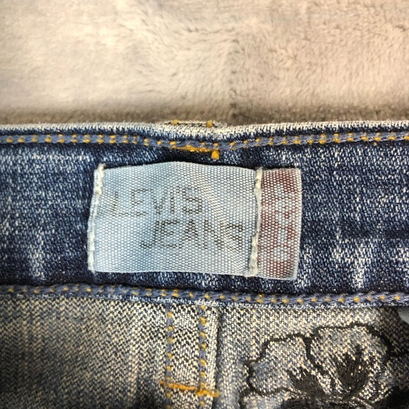 Levi's Women's Mini Denim Skirt with Dark Bule Flower Accent Size 8 - Picture 3 of 10